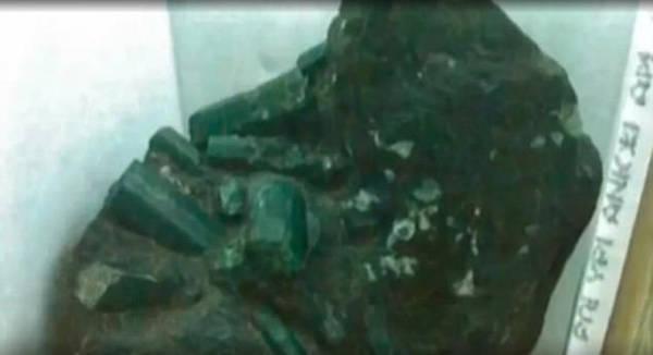 巴西矿工挖出一块700斤翡翠 估价高达20亿元